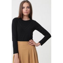 Czarna Bluzka Tammy. Czarne bluzki damskie Born2be, xl, z aplikacjami, z dzianiny, klasyczne, z okrągłym kołnierzem. Za 29,99 zł.