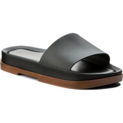 Klapki MELISSA - Beach Slide Platform A 32350 Brown/Black 51620. Czarne klapki damskie Melissa, bez wzorów, z tworzywa sztucznego, bez obcasa. W wyprzedaży za 249,00 zł.
