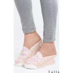 Beżowe Klapki Hunger. Brązowe buty ślubne damskie marki Born2be, z materiału, na wysokim obcasie, na koturnie. Za 79,99 zł.