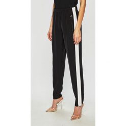 Calvin Klein Jeans - Spodnie. Czerwone spodnie damskie Calvin Klein Jeans, s, bez wzorów, z poliesteru, casualowe. W wyprzedaży za 399,90 zł.
