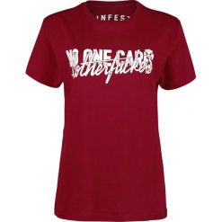 Infest Clothing No One Cares Koszulka damska czerwony. Czerwone bluzki z odkrytymi ramionami marki bonprix, na lato, w grochy, z dzianiny, z podwójnym kołnierzykiem, moda ciążowa, dopasowane. Za 62,90 zł.