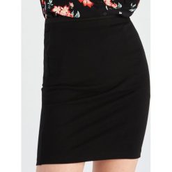 Dopasowana spódnica mini - Czarny. Czarne spódniczki damskie Sinsay, s, bez wzorów, mini, dopasowane. Za 19,99 zł.