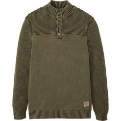 Sweter ze stójką bonprix ciemnooliwkowy. Zielone swetry męskie bonprix, s, bez wzorów, z bawełny, ze stójką, bez kaptura. Za 134,99 zł.