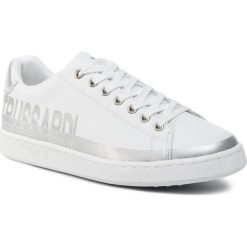 Sneakersy TRUSSARDI JEANS - 79A00420 W622. Białe półbuty damskie Trussardi Jeans, bez wzorów, z jeansu, bez obcasa, na płaskiej podeszwie, bez zapięcia. Za 429,00 zł.