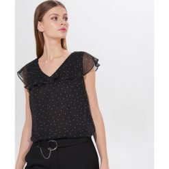 Szyfonowy top z falbaną - Czarny. Czarne topy damskie Mohito, z szyfonu. Za 79,99 zł.