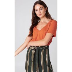 NA-KD Basic T-shirt z dekoltem V - Orange. Pomarańczowe t-shirty damskie marki NA-KD Basic, bez wzorów, z bawełny, bez kołnierzyka. W wyprzedaży za 20,47 zł.
