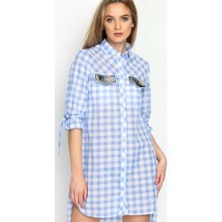 Niebieska Sukienka Charisma. Niebieskie sukienki damskie Born2be, z aplikacjami, z koszulowym kołnierzykiem, z krótkim rękawem, krótkie, mini, koszulowe. Za 39,99 zł.