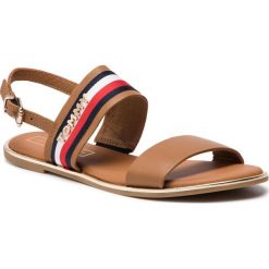 Sandały TOMMY HILFIGER - Flat Sandal Corporate Ribbon FW0FW04049 Summer Cognac 929. Pomarańczowe klapki damskie TOMMY HILFIGER, bez wzorów, ze skóry, bez obcasa, na obcasie. W wyprzedaży za 239,00 zł.