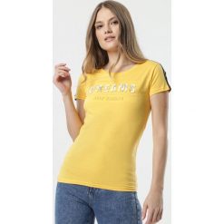 Żółty T-shirt Elisabet. Żółte bluzki damskie Born2be, s, z napisami, klasyczne, z okrągłym kołnierzem. Za 39,99 zł.
