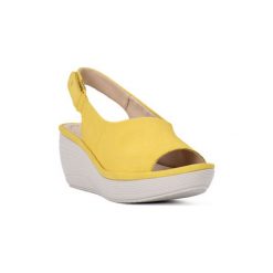 Sandały Clarks REEDLY SHAINA YELLOW. Żółte sandały damskie Clarks, bez wzorów, bez obcasa, bez zapięcia. Za 333,75 zł.