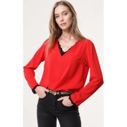 Czerwona Bluzka Knowledge. Czerwone bluzki damskie Born2be, xl, z aplikacjami, z koronki, bez kołnierzyka, z długim rękawem. Za 49,99 zł.