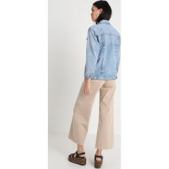 Bomberki damskie: Madewell DISTRESSED LIGHT Kurtka jeansowa junction wash