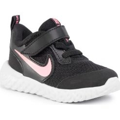 Buty NIKE - Revolution 5 (TDV) BQ5673 002 Black/Sunset Pulse. Czarne półbuty dziewczęce Nike, bez wzorów, ze skóry, na rzepy, nike revolution. Za 139,00 zł.