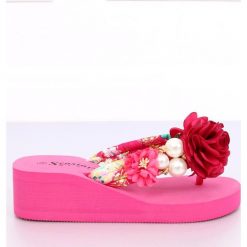Różowe Klapki na piankowej podeszwie fuchsia CK93P Fuchsia. Różowe klapki damskie ButyModne, w kwiaty, z tkaniny, bez obcasa, na koturnie. W wyprzedaży za 59,00 zł.