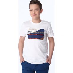 T-shirt chłopięcy z haftowaną aplikacją kremowy NDZ47002. Białe t-shirty chłopięce Fasardi, z haftami, bez rękawów. Za 39,00 zł.