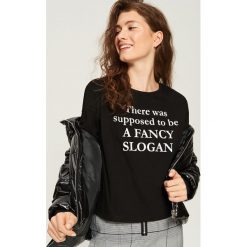 T-shirt ze sloganem - Czarny. Czarne t-shirty damskie Sinsay, l. W wyprzedaży za 9,99 zł.