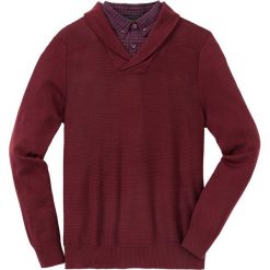 Sweter z koszulową wstawką Regular Fit bonprix czerwony rubinowy. Czerwone swetry męskie bonprix, s, bez wzorów, z koszulowym kołnierzykiem, bez kaptura. Za 59,99 zł.