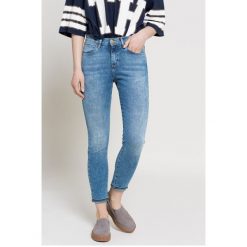 Wrangler - Jeansy. Niebieskie jeansy damskie rurki marki Wrangler, z aplikacjami, z bawełny, z podwyższonym stanem. W wyprzedaży za 179,90 zł.