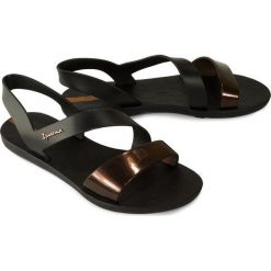 IPANEMA 82429 VIBE SANDAL FEM 21120 black/black, sandały damskie. Czarne sandały damskie Ipanema, bez wzorów, bez obcasa, bez zapięcia. Za 109,90 zł.