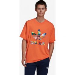 Adidas Originals Pride Flag Fill Koszulka Pomarańczowy. Pomarańczowe podkoszulki męskie adidas Originals, s, z nadrukiem, z bawełny, z krótkim rękawem. Za 119,95 zł.
