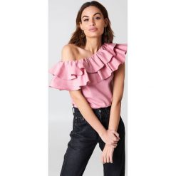 NA-KD Party Asymetryczny top z podwójną falbanką - Pink. Różowe topy damskie NA-KD Party, bez wzorów, z bawełny, z okrągłym kołnierzem. W wyprzedaży za 20,47 zł.