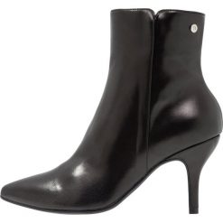 Trussardi Jeans Botki black. Czarne botki damskie skórzane marki Trussardi Jeans, klasyczne. Za 859,00 zł.
