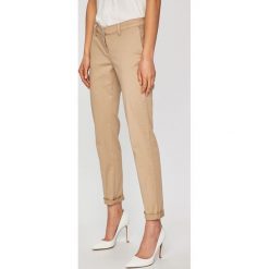 Trussardi Jeans - Spodnie Chinos. Spodnie damskie Trussardi Jeans. W wyprzedaży za 339,90 zł.