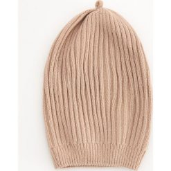 Beret z prążkowanej dzianiny - Beżowy. Brązowe berety damskie Reserved, bez wzorów, z dzianiny. W wyprzedaży za 9,99 zł.