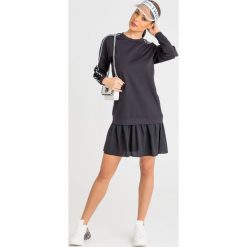 SUKIENKA twinset. Czarne sukienki damskie Twinset, na imprezę, z aplikacjami, z materiału, z okrągłym kołnierzem, bez rękawów. Za 889,00 zł.