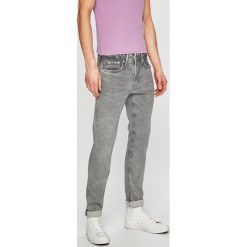 Pepe Jeans - Jeansy Finsbury x Wiser Wash. Szare jeansy męskie Pepe Jeans, bez wzorów, z obniżonym stanem. W wyprzedaży za 219,90 zł.