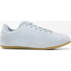 Sneakersy bonprix jasnoniebieski. Fioletowe sneakersy męskie bonprix, na sznurówki. Za 27,99 zł.