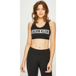 Calvin Klein Performance - Biustonosz. Czarne biustonosze sportowe damskie Calvin Klein Performance, s, z nadrukiem, z elastanu. W wyprzedaży za 189,90 zł.