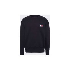 Bluzy Tommy Jeans DM0DM06592 TOMMY BADGE CREW. Czarne bluzy męskie Tommy Jeans, xl, bez wzorów, z jeansu, bez kołnierzyka, bez rękawów, bez kaptura. Za 313,05 zł.