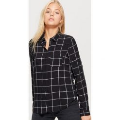 Klasyczna koszula z nadrukiem - Czarny. Czarne koszule damskie Cropp, l, z nadrukiem, klasyczne, z klasycznym kołnierzykiem. Za 49,99 zł.