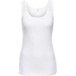 Top shirtowy z koronką bonprix biały. Białe bluzki damskie bonprix, w koronkowe wzory, z koronki, z klasycznym kołnierzykiem. Za 34,99 zł.