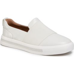 Tenisówki CLARKS - Un Maui Step 261401704 White Leather. Białe półbuty damskie Clarks, bez wzorów, ze skóry, bez obcasa, na płaskiej podeszwie, bez zapięcia. Za 429,00 zł.