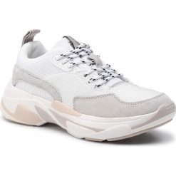 Sneakersy PEPE JEANS - Sinyu Snow PLS30938 White 800. Białe półbuty damskie Pepe Jeans, bez wzorów, z jeansu, bez obcasa, na płaskiej podeszwie, bez zapięcia. W wyprzedaży za 259,00 zł.