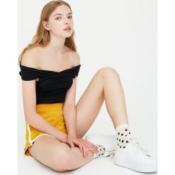 Top basic z dekoltem łódką. Czarne bluzki damskie marki Pull&Bear, z dekoltem w łódkę. Za 27,90 zł.