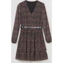 Plisowana sukienka mini z paskiem -. Sukienki damskie Mohito, s, bez wzorów, bez kołnierzyka, bez rękawów, mini. Za 139,99 zł.