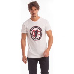 Koszulka w kolorze białym. Białe koszulki męskie Polo Club Men, xxl, z nadrukiem, z bawełny, z okrągłym kołnierzem, bez rękawów. W wyprzedaży za 62,95 zł.