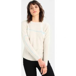 Swetry klasyczne damskie: Mint Velvet Sweter chalk marl
