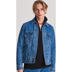 Jeansowa kurtka z napisem - Niebieski. Niebieskie kurtki męskie Reserved, xl, z napisami, z jeansu, bez kaptura. W wyprzedaży za 59,99 zł.