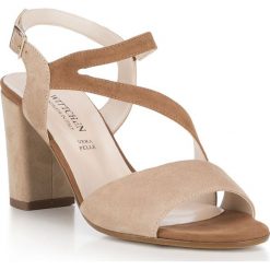 Buty damskie. Pomarańczowe klapki damskie Wittchen, w paski, ze skóry, bez obcasa, na obcasie. W wyprzedaży za 199,90 zł.