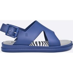 Melissa - Sandały Free + Herchcovitch; Alexandre. Niebieskie klapki damskie Melissa, bez wzorów, z materiału, bez obcasa, na płaskiej podeszwie. W wyprzedaży za 229,90 zł.