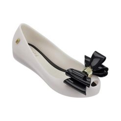 Baleriny w kolorze biało-czarnym. Białe baleriny dziewczęce Melissa, Pepe Jeans, bez wzorów, bez obcasa. W wyprzedaży za 119,95 zł.