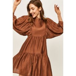 Answear - Sukienka. Pomarańczowe sukienki damskie ANSWEAR, na co dzień, s, bez wzorów, z wiskozy, casualowe, z okrągłym kołnierzem, z długim rękawem, długie, mini, rozkloszowane. W wyprzedaży za 129,90 zł.
