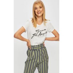 Guess Jeans - Top. Białe bluzki damskie Guess Jeans, s, z nadrukiem, z bawełny, z okrągłym kołnierzem. W wyprzedaży za 149,90 zł.