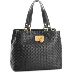 Torebka GUESS - HWLOLA L8204 BLA. Czarne torebki klasyczne damskie marki Guess, z aplikacjami, ze skóry, duże. Za 1169,00 zł.