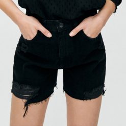 Jeansowe szorty mom z wysokim stanem - Czarny. Czarne szorty damskie Cropp, bez wzorów, z jeansu, z podwyższonym stanem. W wyprzedaży za 55,99 zł.