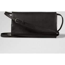 Skórzana torebka w kolorze czarnym - 21 x 13 x 3 cm. Torebki klasyczne damskie Marc O'Polo Accessoires, w paski, z materiału. W wyprzedaży za 204,95 zł.